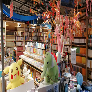 书店中间四季树3
